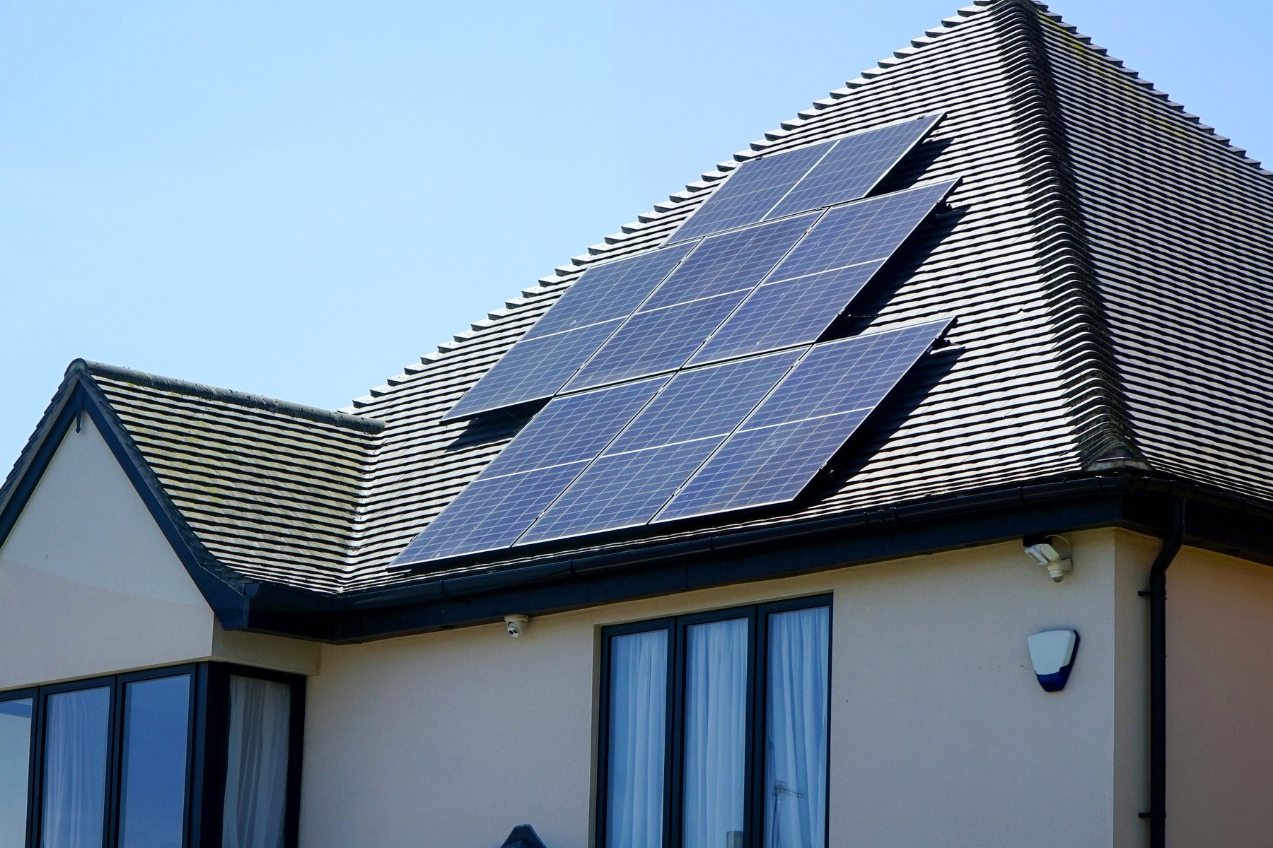 Wohnhaus mit Ziegeldach und mehreren PV-Modulen als Reinigungsmotiv von IVZ Drohnenservice