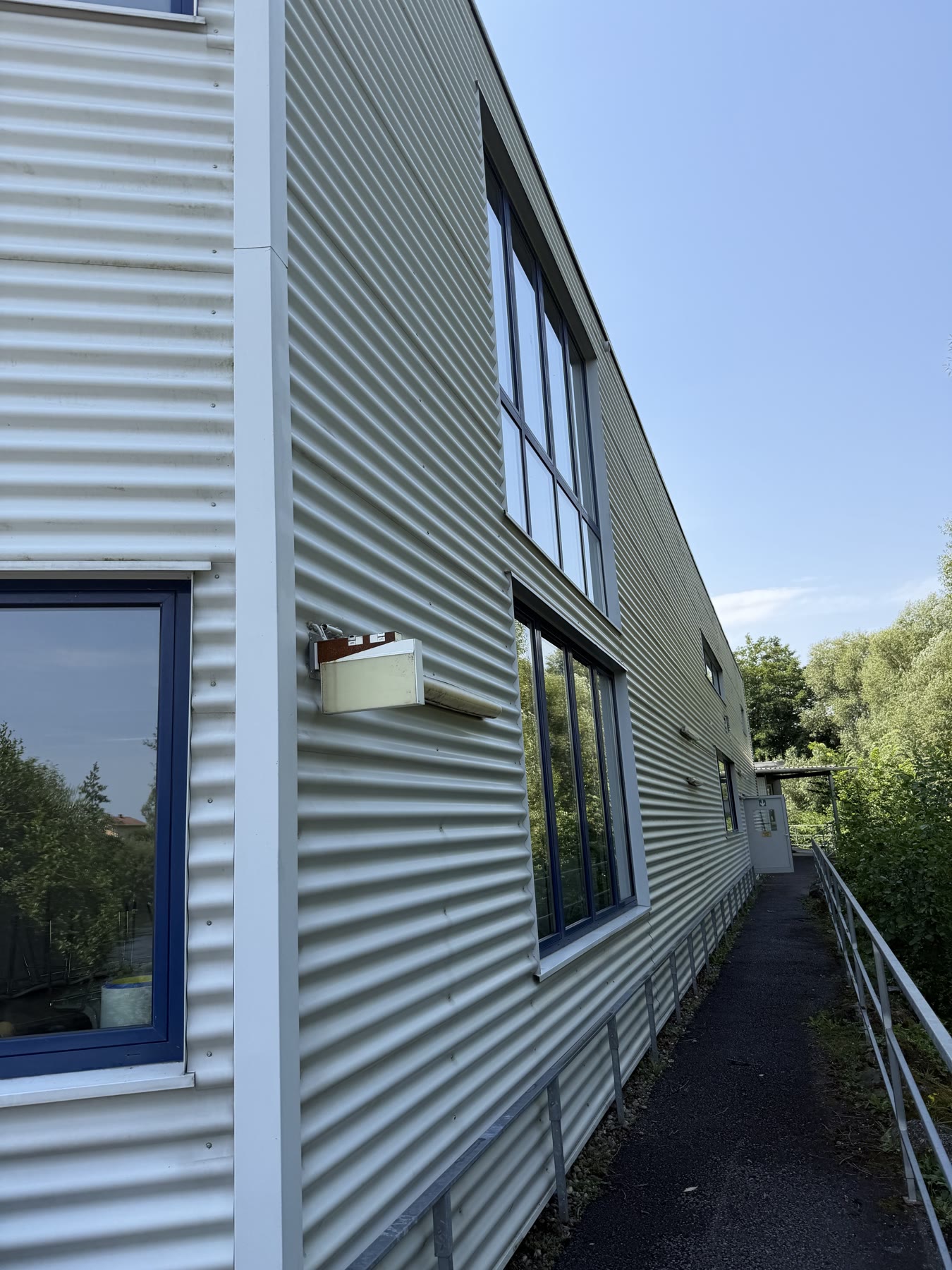 Nachher-Aufnahme der gereinigten Metallfassade